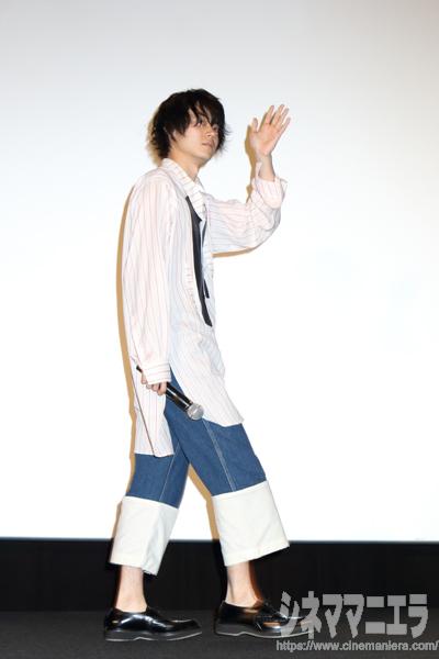 菅田将暉、応援上映のステージに一人で登場！ファンに手を振る