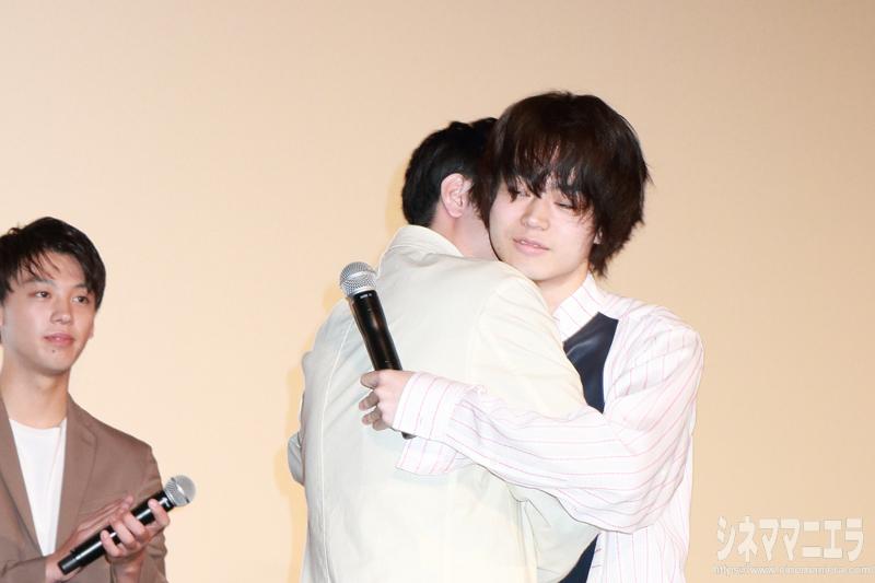 菅田将暉×間宮祥太郎のハグ