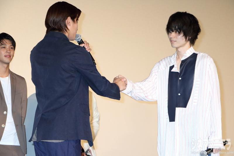 野村周平×菅田将暉がガッチリ握手！