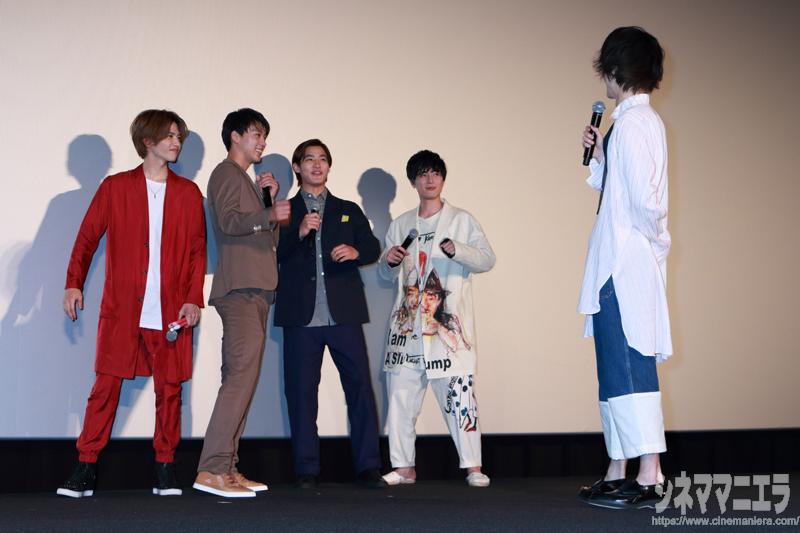 菅田将暉が野村×竹内×間宮×志尊に「服装が(上下揃いの)セットアップ戦隊!」とイジると、チームは決めポーズ!
