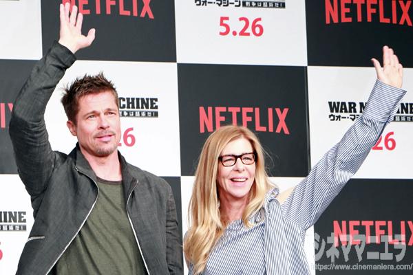 大きく手を振るブラッド・ピット（主演・プロデューサー）とデデ・ガードナー（プランB共同社長・プロデューサー）