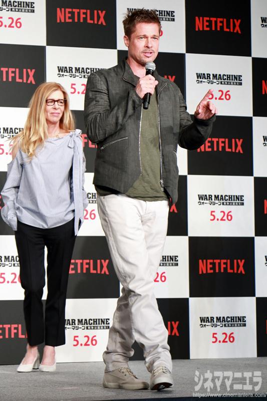 ブラッド・ピット、締めの挨拶ではステージ前方に歩み出て「ここで歌おうか？　誰かリクエストある？」とアピール