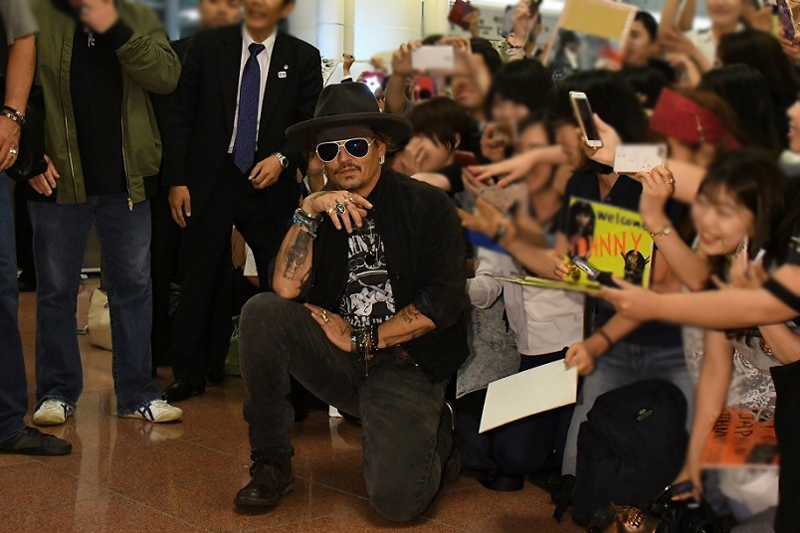 羽田空港でファンとともに記念撮影する一幕も