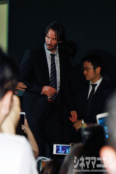 キアヌ・リーヴス、客席の通路から入場の瞬間。進路を逆方向へというサービスぶり