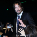 キアヌ・リーヴス、客席の通路でファンとハイタッチも