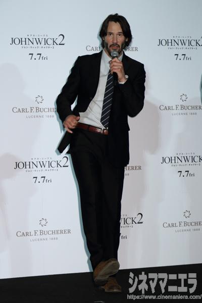 身振り手振りも交えて語るキアヌ