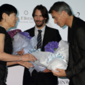和田アキ子（ゲスト）、キアヌ・リーヴス、チャド・スタエルスキ監督に花束贈呈