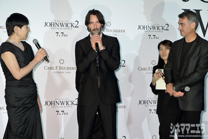 オヤブン登場で、マイク両手持ちする、可愛いキアヌさん