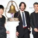 左から和田アキ子、キアヌ・リーヴス、チャド・スタエルスキ監督