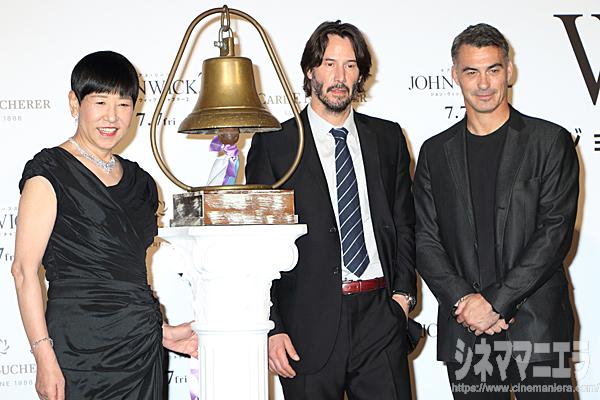 左から和田アキ子、キアヌ・リーヴス、チャド・スタエルスキ監督