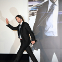 キアヌ・リーヴス、退場時に「手振り」と「お辞儀」