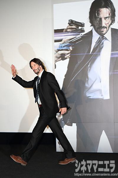 キアヌ・リーヴス、退場時に「手振り」と「お辞儀」