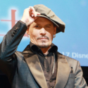 ウインクするジョニー・デップ