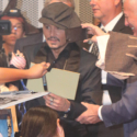 サインをするジョニー・デップ