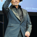２階席を見渡すジョニー・デップ