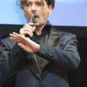 ジョニー・デップ、マイクを逆さにもち、通訳を真似たエア日本語を披露