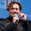 ピアスに触れるジョニー・デップ