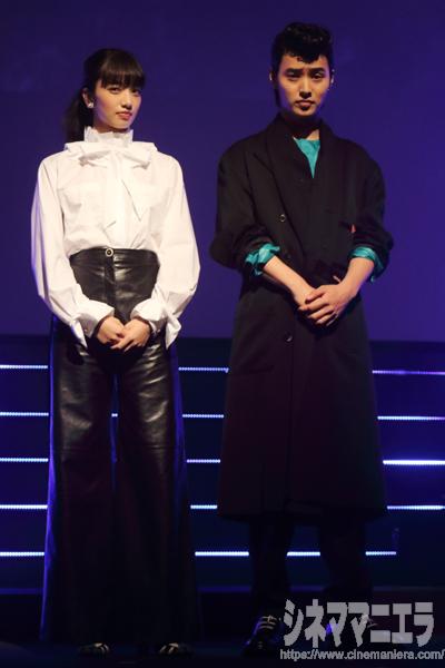 山﨑賢人、小松菜奈の全身写真、山﨑さんはシャツ、小松さんは靴に差し色のグリーン！