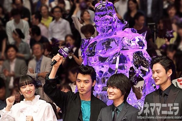 「夏はジョジョ！」コールに拳をあげる山﨑賢人