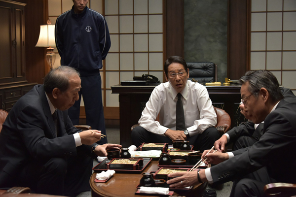 本作よりシリーズに参戦する【花菱会】新会長・野村（大杉 漣）、幹部・花田（ピエール瀧）ら