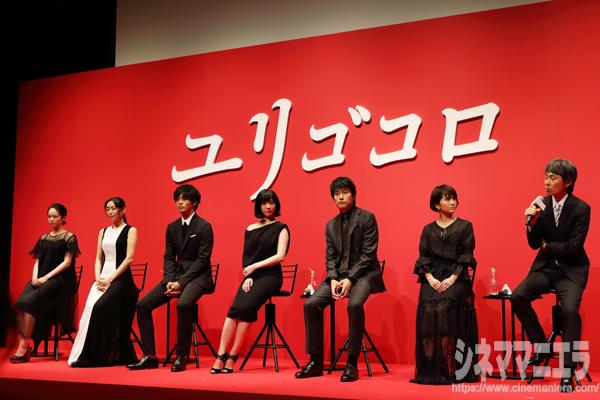 左から清野菜名、木村多江、松坂桃李、吉高由里子、松山ケンイチ、佐津川愛美、熊澤尚人監督、映画『ユリゴコロ』会見の質疑応答の様子