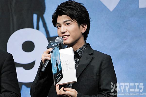 岩田 剛典(三代目J Soul Brothers、EXILE)「サイン入りの完全脚本(英語版)」を手に