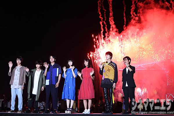 左から森下大地さん、矢本悠馬さん、北村匠海さん、浜辺美波さん、大友花恋さん、桜田通さん、月川翔監督