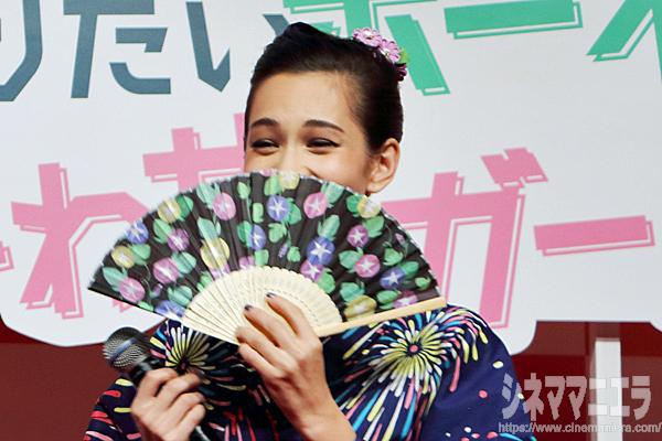 水原希子さんは花火柄の浴衣に、紫陽花模様の扇をチョイス