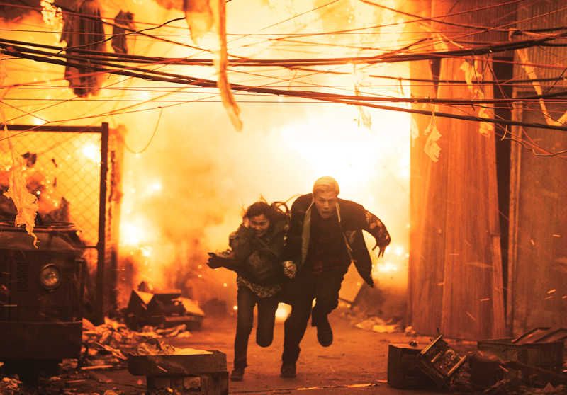 エリ(鈴木梨央)&コブラ(岩田剛典) 場面写真、映画『HiGH&LOW THE MOVIE 3 / FINAL MISSION』より