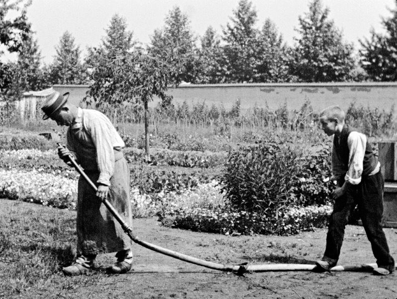 コメディ『水を撒かれた水撒き人』（１８９５）ルイ＆オーギュスト・リュミエール兄弟が“シネマトグラフ”で撮影した