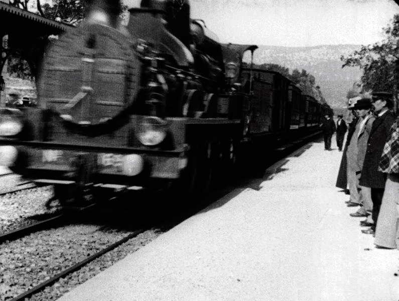 『ラ・シオタ駅への列車の到着』（１８９７年）