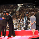 盛況なイベント終わりに、佐藤健と綾野剛ががっちり握手とハグ！