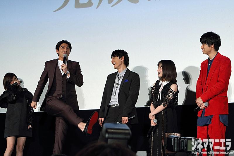 賀来賢人「カクポンポーズ」を生披露