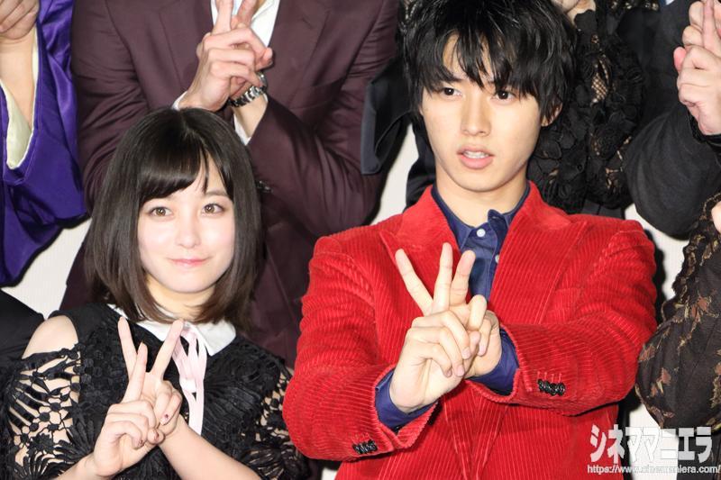 Ψを手で表現する山﨑賢人と橋本環奈