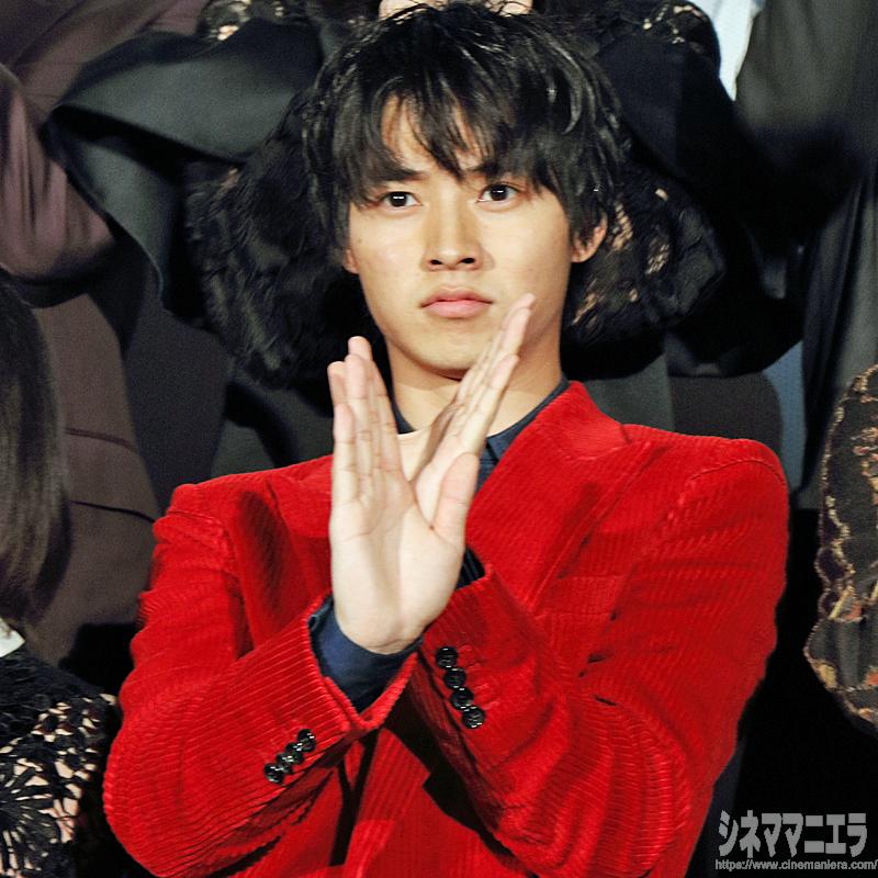 真剣にΨで構える山﨑賢人