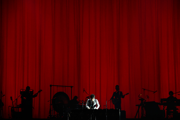 星野源「ファイアークラッカー」マリンバを披露