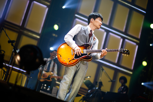 星野源、ギター演奏