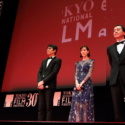 左からワーナー日本代表、本田翼、曽利文彦監督、第30回東京国際映画祭オープニングセレモニーにて