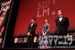 左からワーナー日本代表、本田翼、曽利文彦監督、第30回東京国際映画祭オープニングセレモニーにて