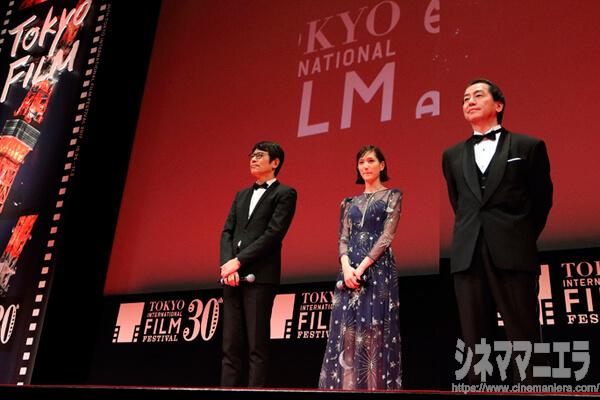 左からワーナー日本代表、本田翼、曽利文彦監督、第30回東京国際映画祭オープニングセレモニーにて