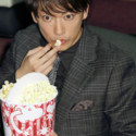 佐藤健、ポップコーンを食べる