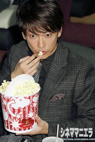佐藤健、ポップコーンを食べる