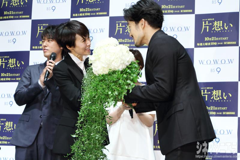 37歳を迎えた大谷亮平さんの誕生日当日、主演の中谷美紀さんが選んだ花束のプレゼントする一幕も