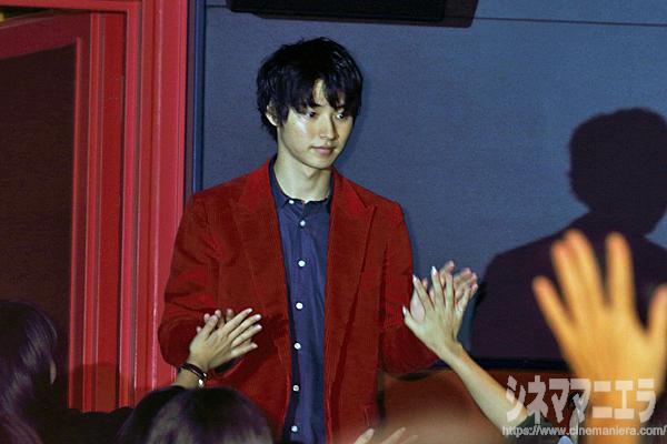 山﨑賢人、客席通路より入場！ファンとハイタッチ！