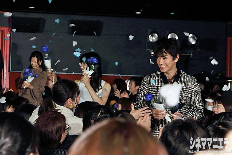 青い薔薇を配る佐藤健と土屋太鳳