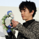 佐藤健、青い薔薇とダイヤモンドリリーの花冠を土屋太鳳にプレゼント！