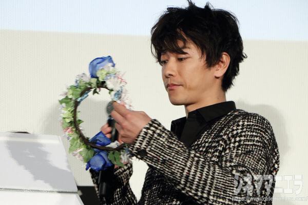 佐藤健、青い薔薇とダイヤモンドリリーの花冠を土屋太鳳にプレゼント！