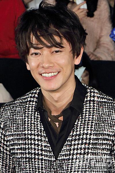 佐藤健、「笑顔は苦手」とはにかみ笑顔