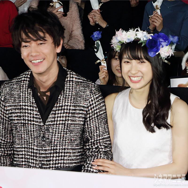 カメラマンからの「笑顔リクエスト」に照れる佐藤健、フォローする土屋太鳳