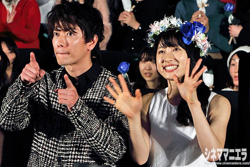 佐藤健と土屋太鳳、テレビカメラに決めポーズ